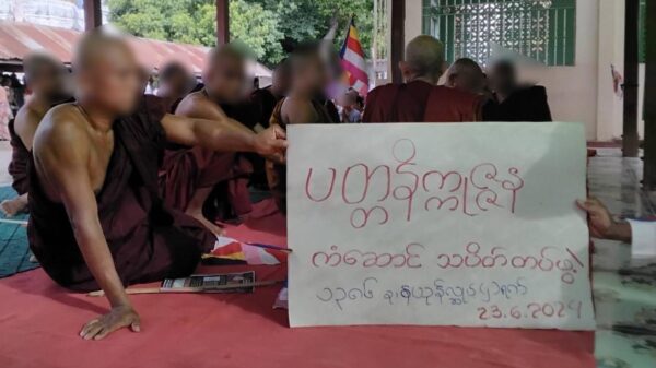 (​ချောင်းဦးမြို့နယ်မှ သံဃာ​တော်များက ဇွန် ၂၃ ရက်မှစ၍ပတ္တနိက္ကုဇ္ဇန ကံဆောင်သပိတ် စတင်ပြုလုပ်စဥ်။ ဓါတ်ပုံ-CJ)