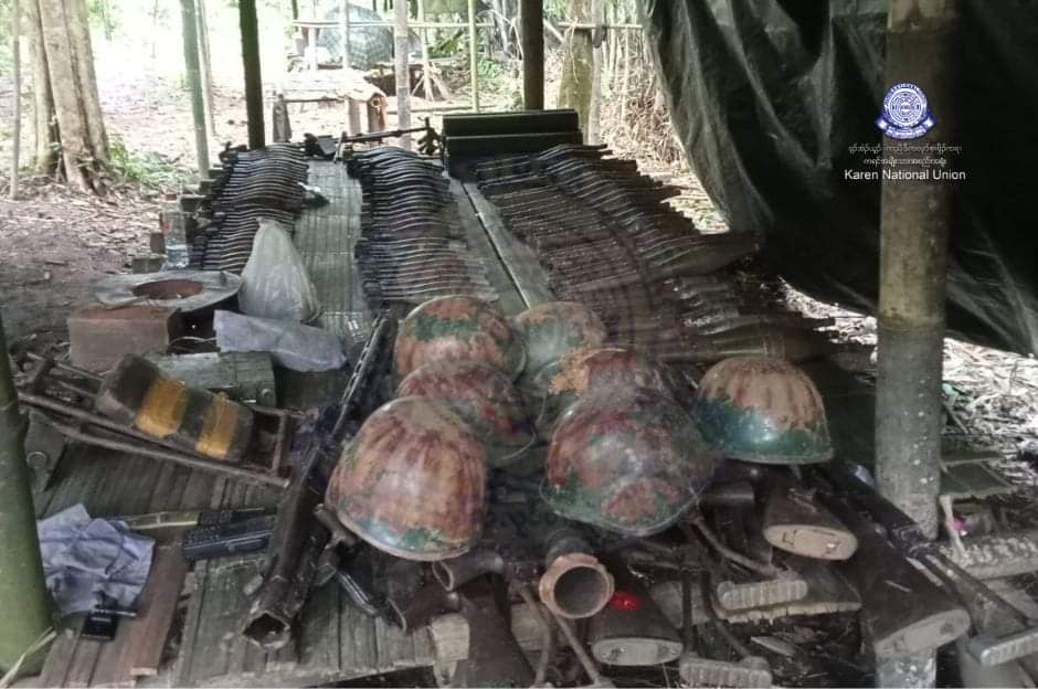 (စုကလီမြို့ စစ်ကောင်စီတပ်စခန်းမှ သိမ်းပိုက်ရရှိခဲ့သော လက်နက်ခဲယမ်းများနှင့် မြို့အဝင်ဆိုင်းဘုတ်။ဓါတ်ပုံ-KNU)