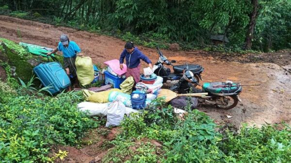 (စစ်​ကောင်စီတပ် စစ်​ကြောင်းထိုး၍ ထွက်​ပြေးတိမ်း​ရှောင်​နေရ​သော ပင်​လောင်းမြို့နယ်အတွင်းမှ စစ်​ဘေး​ရှောင်များ။ ဓါတ်ပုံ-Kayan Rescue Committee)