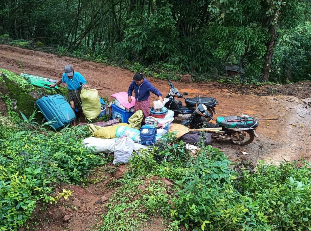 (စစ်​ကောင်စီတပ် စစ်​ကြောင်းထိုး၍ ထွက်​ပြေးတိမ်း​ရှောင်​နေရ​သော ပင်​လောင်းမြို့နယ်အတွင်းမှ စစ်​ဘေး​ရှောင်များ။ ဓါတ်ပုံ-Kayan Rescue Committee)