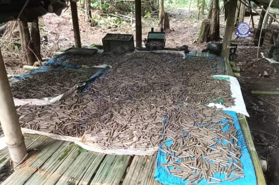 (စုကလီမြို့ စစ်ကောင်စီတပ်စခန်းမှ သိမ်းပိုက်ရရှိခဲ့သော လက်နက်ခဲယမ်းများနှင့် မြို့အဝင်ဆိုင်းဘုတ်။ဓါတ်ပုံ-KNU)