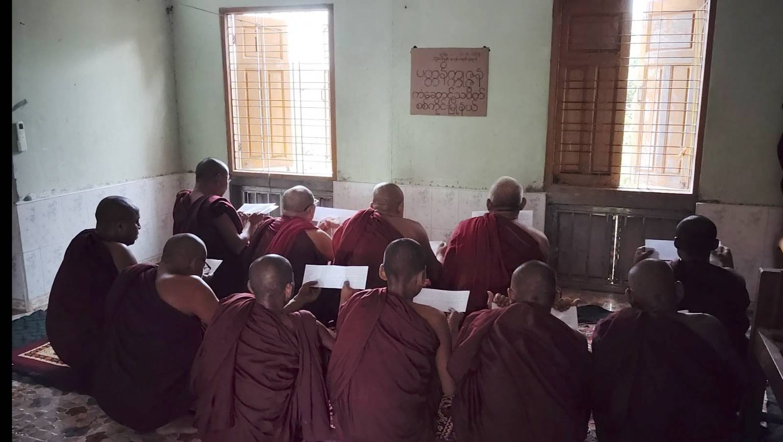 စစ်ကိုင်းတိုင်းညချောင်ဦး ၊ဒီပယင်း ၊စစ်ကိုင်းမြို့နယ်မှသံဃာတော်များက စစ်ကောင်စီကို ကံဆောင်သပိတ်ပြုလုပ်စဥ်