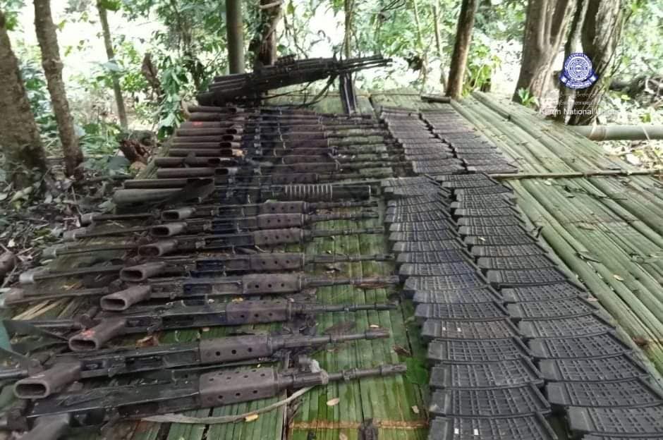 (စုကလီမြို့ စစ်ကောင်စီတပ်စခန်းမှ သိမ်းပိုက်ရရှိခဲ့သော လက်နက်ခဲယမ်းများနှင့် မြို့အဝင်ဆိုင်းဘုတ်။ဓါတ်ပုံ-KNU)