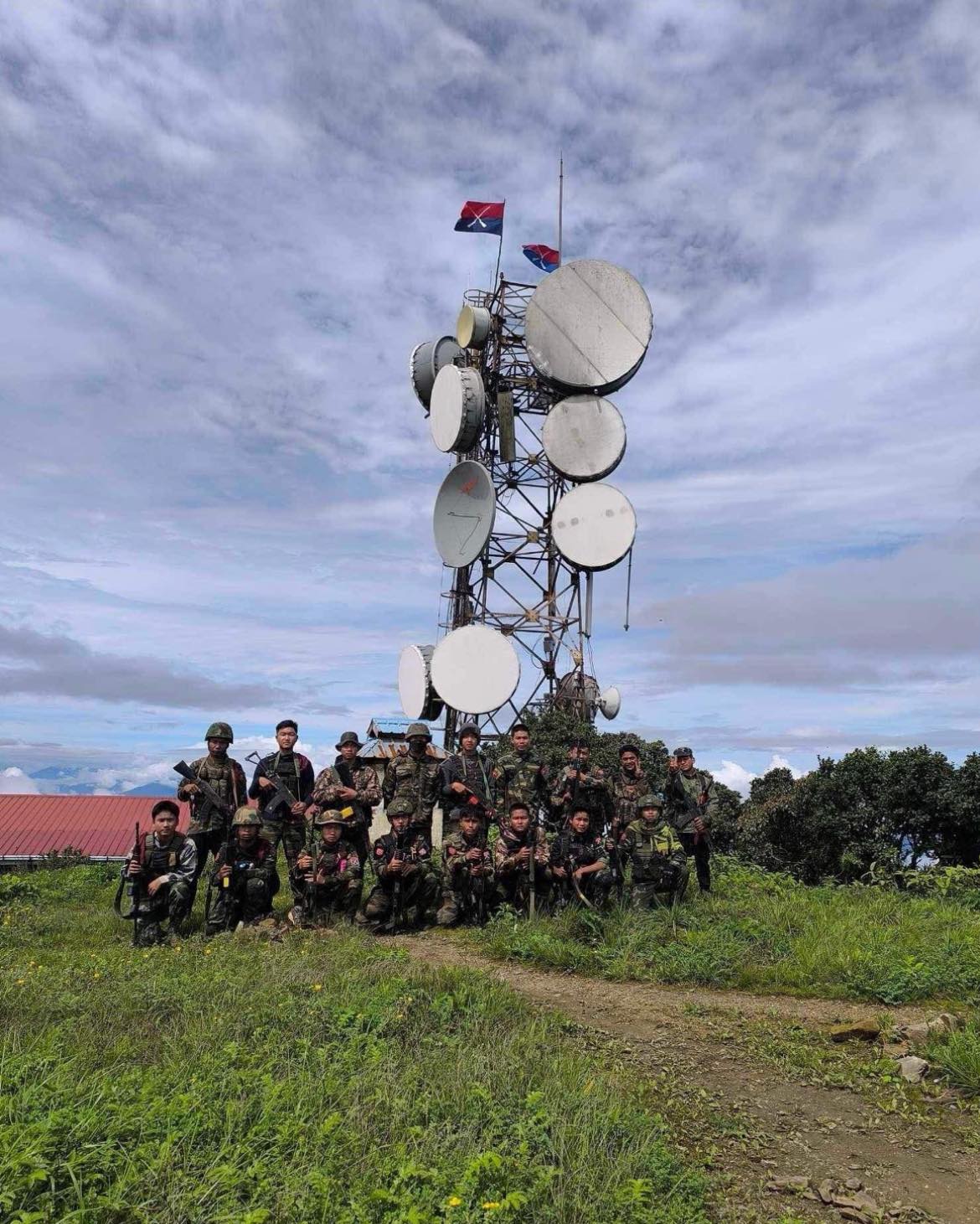 (တီးတိန်မြို့နယ် ကနေဒီတောင် တပ်စခန်းနေရာကို ပြည်သူကာကွယ်ရေးတပ်(PDF)- ဇိုလဲန်းတပ်ဖွဲ့အလံ ပြန်လည်လွှင့်ထူထားစဉ်။ ဓာတ်ပုံ - PDF ဇိုလဲန်း)