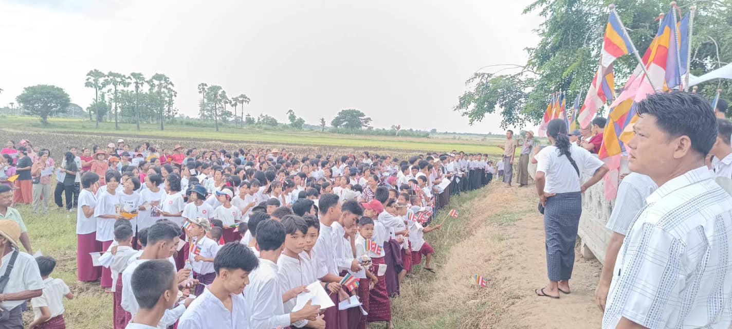 (ဒီပဲယင်းမြို့နယ်တွင် သံဃာတော်များက ပတ္တနိက္ကုဇ္ဇန ကံဆောင်သပိတ် ပြုလုပ်ပြီးနောက် မေတ္တာသုတ်ရွတ်ဖတ်ကာ ချီတက်ဆန္ဒပြနေစဥ်။ ဓာတ်ပုံ - CJ)