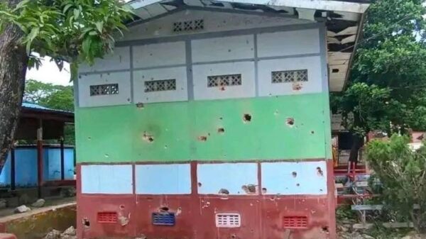 သပိတ်ကျင်း ချောင်းကြီးကျေးရွာတွင် စစ်တပ်၏လက်နက်ကြီးဖြင့်ပစ်ခတ်မှုကြောင့် ပျက်စီးမှုများအား တွေ့ရစဥ်။ ဓာတ်ပုံ - ကင်းထောက်မြေပြင်သတင်းအဖွဲ့(စဥ့်ကူး)
