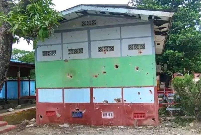သပိတ်ကျင်း ချောင်းကြီးကျေးရွာတွင် စစ်တပ်၏လက်နက်ကြီးဖြင့်ပစ်ခတ်မှုကြောင့် ပျက်စီးမှုများအား တွေ့ရစဥ်။ ဓာတ်ပုံ - ကင်းထောက်မြေပြင်သတင်းအဖွဲ့(စဥ့်ကူး)