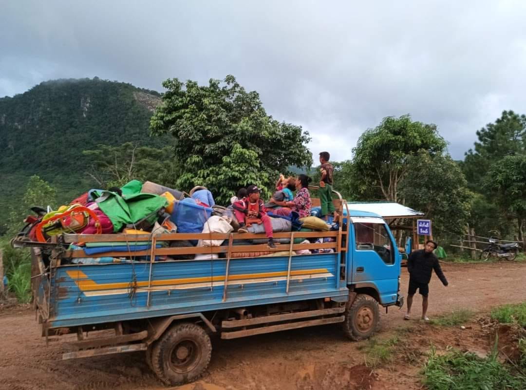 (စစ်ကောင်စီတပ် စစ်ကြောင်းထိုး၍ ထွက်ပြေးတိမ်းရှောင်နေရသော ပင်လောင်းမြို့နယ်အတွင်းမှ စစ်ဘေးရှောင်များ။ ဓါတ်ပုံ-Kayan Rescue Committee)