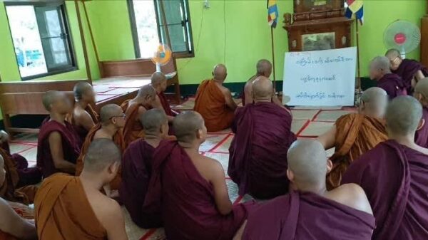 (ဒီပဲယင်းမြို့နယ် ကျောင်းတစ်ကျောင်းရှိ သိမ်တွင် ဆရာတော်သံဃာတော်များစုဝေး၍ စစ်ကောင်စီအား ပတ္တနိက္ကုဇ္ဇနကံဆောင် သပိတ်မှောက်နေစဥ်။ ဓာတ်ပုံ - CJ)