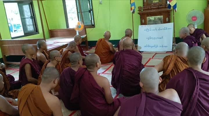 (ဒီပဲယင်းမြို့နယ် ကျောင်းတစ်ကျောင်းရှိ သိမ်တွင် ဆရာတော်သံဃာတော်များစုဝေး၍ စစ်ကောင်စီအား ပတ္တနိက္ကုဇ္ဇနကံဆောင် သပိတ်မှောက်နေစဥ်။ ဓာတ်ပုံ - CJ)
