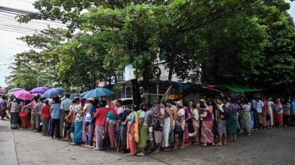 (စစ်တပ်အာဏာမသိမ်းခင်က ​ဈေးသက်သာစွာဖြင့် လိုသ​လောက်ဝယ်ယူနိုင်ရာမှ စစ်တပ်အာဏာသိမ်းပြီး​နောက်စားအုန်းဆီ ၅၀ ကျပ်သားဝယ်ယူနိုင်ရန် တန်းစီ​​စောင့်ဆိုင်း​နေရ​​သောပြည်သူများကို ၂၀၂၂ သြဂုတ်လက​တွေ့ရစဥ်။ဓါတ်ပုံ-AFP)