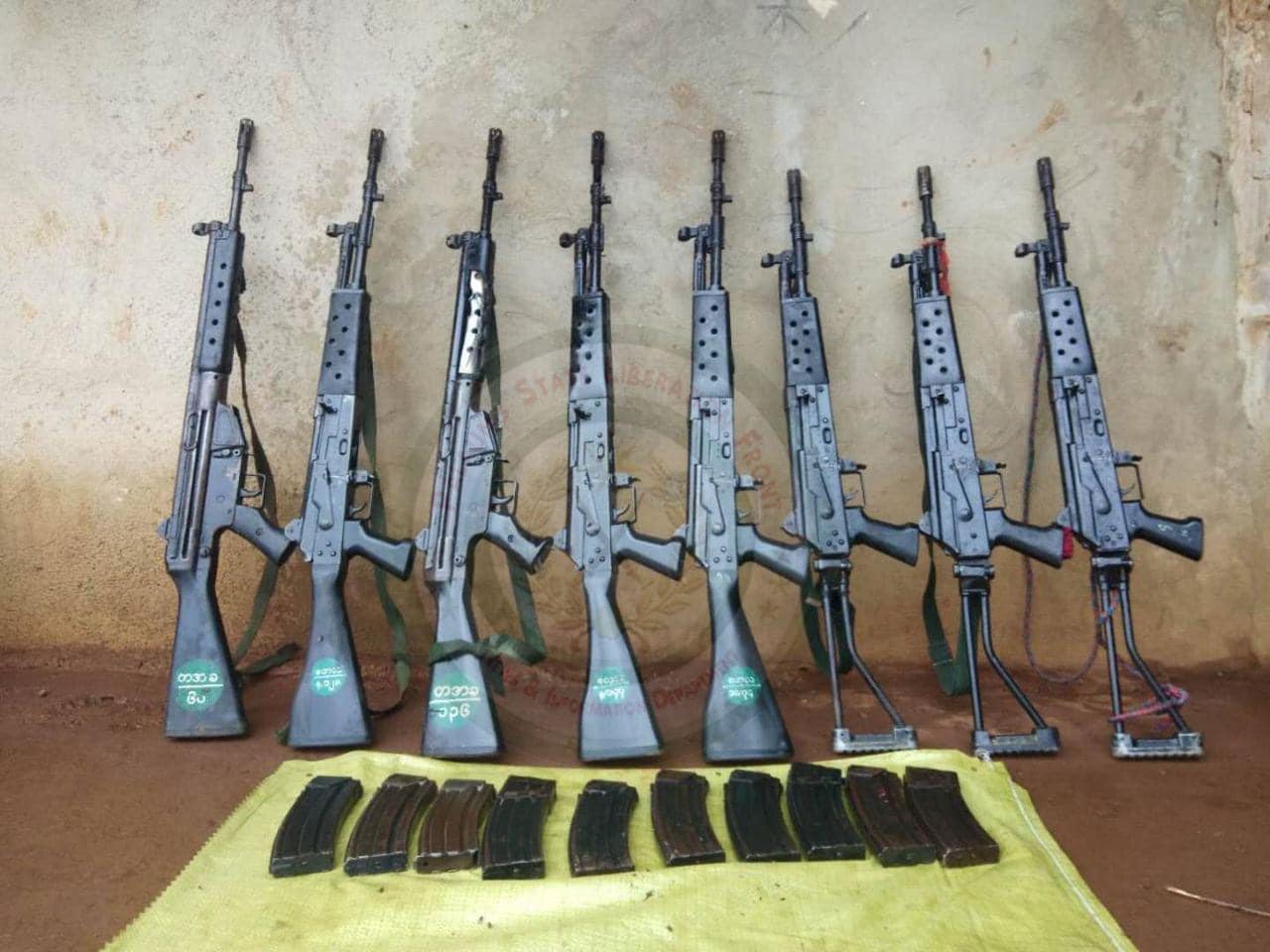 (စစ်ဆင်ရေးနှစ်ရက်အတွင်း မြို့နယ်ငါးခုမှ သိမ်းဆည်းရရှိသော လက်နက်ခဲယမ်းများနှင့် စစ်သုံ့ပန်းများ။ ဓာတ်ပုံ - TNLA)