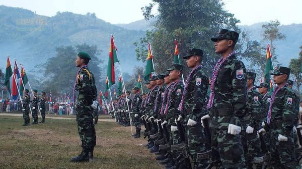 (ကရင်အမျိုးသားအစည်းအရုံး(KNU)မှ ရဲဘော်များအား တွေ့ရစဉ်။ ဓာတ်ပုံ - KNU)