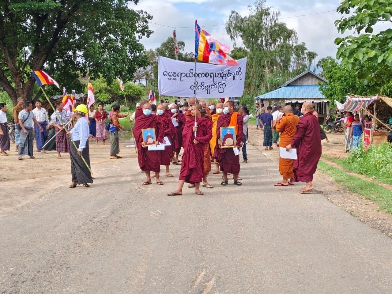 (မြိုင်မြို့နယ်ရှိ ဆရာတော်သံဃာတော်များ ပတ္တနိက္ကုဇ္ဇန ကံဆောင်သပိတ်ပြုလုပ်ပြီး မေတ္တာသုတ်ရွတ်ဖတ်ကာ ချီတက်ဆန္ဒပြနေစဥ်။ ဓာတ်ပုံ - မြိုင် ပကဖ)