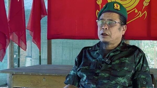 (ကရင်နီပြည်လူမျိုးပေါင်းစုံ လွတ်မြောက်ရေးတပ်ဦး(ကလလတ)ဥက္ကဌ ဗိုလ်ချုပ်ထွန်းကျော်အား တွေ့ရစဥ်)