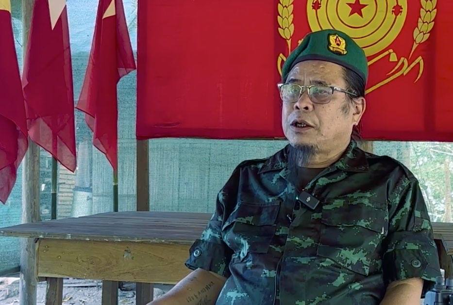 (ကရင်နီပြည်လူမျိုးပေါင်းစုံ လွတ်မြောက်ရေးတပ်ဦး(ကလလတ)ဥက္ကဌ ဗိုလ်ချုပ်ထွန်းကျော်အား တွေ့ရစဥ်)