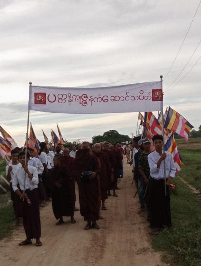 (ဒီပဲယင်းမြို့နယ်တွင် သံဃာတော်များက ပတ္တနိက္ကုဇ္ဇန ကံဆောင်သပိတ် ပြုလုပ်ပြီးနောက် မေတ္တာသုတ်ရွတ်ဖတ်ကာ ချီတက်ဆန္ဒပြနေစဥ်။ ဓာတ်ပုံ - CJ)