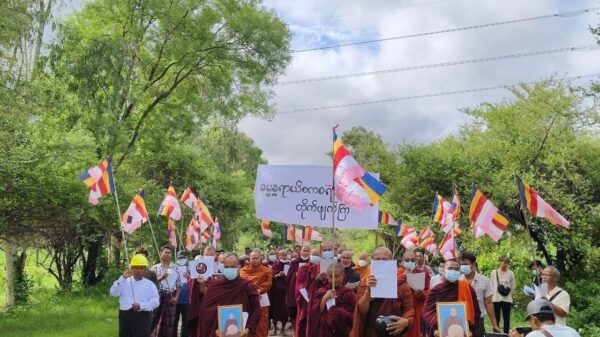 (မြိုင်မြို့နယ်ရှိ ဆရာတော်သံဃာတော်များ ပတ္တနိက္ကုဇ္ဇန ကံဆောင်သပိတ်ပြုလုပ်ပြီး မေတ္တာသုတ်ရွတ်ဖတ်ကာ ချီတက်ဆန္ဒပြနေစဥ်။ ဓာတ်ပုံ - မြိုင် ပကဖ)