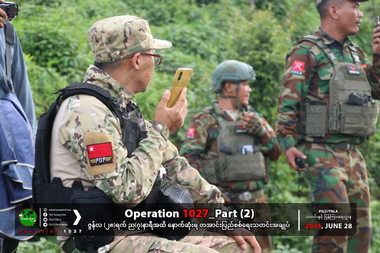 (၁၀၂၇အပိုင်း(၂)စစ်ဆင်ရေးတွင် ပါဝင်တိုက်ခိုက်နေသော ရဲဘော်များအား တွေ့ရစဉ်။ ဓာတ်ပုံ - TNLA)