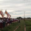 (ဒီပဲယင်းမြို့နယ်တွင် သံဃာတော်များက ပတ္တနိက္ကုဇ္ဇန ကံဆောင်သပိတ် ပြုလုပ်ပြီးနောက် မေတ္တာသုတ်ရွတ်ဖတ်ကာ ချီတက်ဆန္ဒပြနေစဥ်။ ဓာတ်ပုံ - CJ)