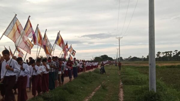 (ဒီပဲယင်းမြို့နယ်တွင် သံဃာတော်များက ပတ္တနိက္ကုဇ္ဇန ကံဆောင်သပိတ် ပြုလုပ်ပြီးနောက် မေတ္တာသုတ်ရွတ်ဖတ်ကာ ချီတက်ဆန္ဒပြနေစဥ်။ ဓာတ်ပုံ - CJ)