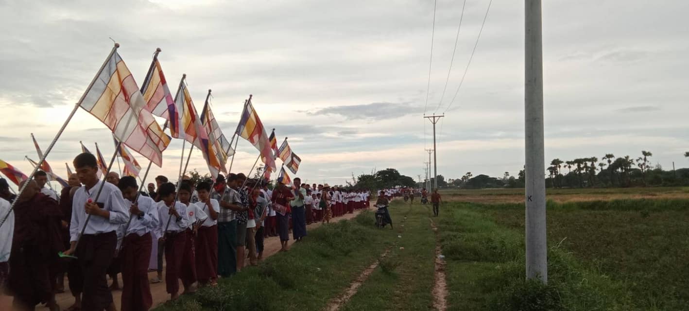 (ဒီပဲယင်းမြို့နယ်တွင် သံဃာတော်များက ပတ္တနိက္ကုဇ္ဇန ကံဆောင်သပိတ် ပြုလုပ်ပြီးနောက် မေတ္တာသုတ်ရွတ်ဖတ်ကာ ချီတက်ဆန္ဒပြနေစဥ်။ ဓာတ်ပုံ - CJ)