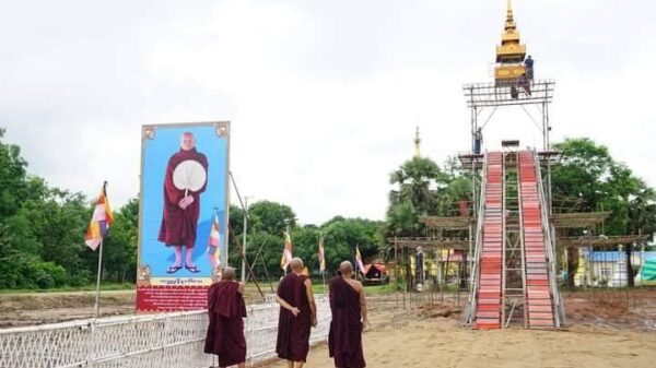 ဆရာ​တော်ကြီး၏ အန္တိမအဂ္ဂိဈာပနပြုလုပ်ရန် ပြင်ဆင်​နေသည်ကို ဆရာ​တော်ကြီး၏ညတပည့်သံဃာ​တော်များကကြည့်ရှုစစ်​​ဆေး​နေကြစဥ်
