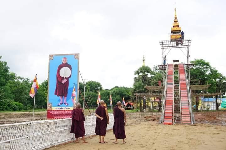 ဆရာ​တော်ကြီး၏ အန္တိမအဂ္ဂိဈာပနပြုလုပ်ရန် ပြင်ဆင်​နေသည်ကို ဆရာ​တော်ကြီး၏ညတပည့်သံဃာ​တော်များကကြည့်ရှုစစ်​​ဆေး​နေကြစဥ်