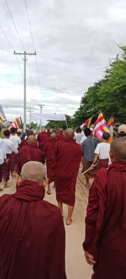 (ဒီပဲယင်းမြို့နယ်တွင် သံဃာတော်များက ပတ္တနိက္ကုဇ္ဇန ကံဆောင်သပိတ် ပြုလုပ်ပြီးနောက် မေတ္တာသုတ်ရွတ်ဖတ်ကာ ချီတက်ဆန္ဒပြနေစဥ်။ ဓာတ်ပုံ - CJ)