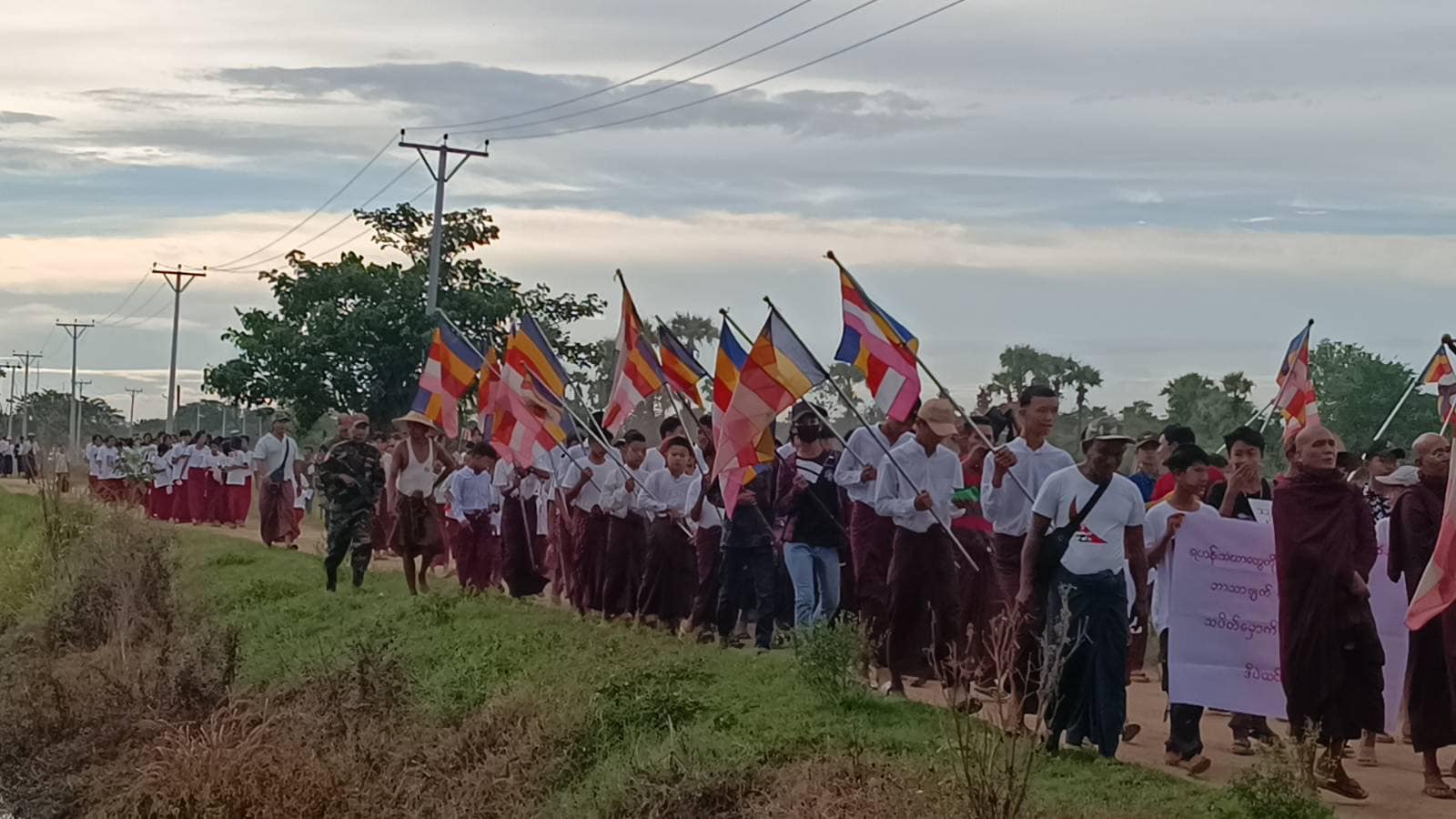 (ဒီပဲယင်းမြို့နယ်တွင် သံဃာတော်များက ပတ္တနိက္ကုဇ္ဇန ကံဆောင်သပိတ် ပြုလုပ်ပြီးနောက် မေတ္တာသုတ်ရွတ်ဖတ်ကာ ချီတက်ဆန္ဒပြနေစဥ်။ ဓာတ်ပုံ - CJ)