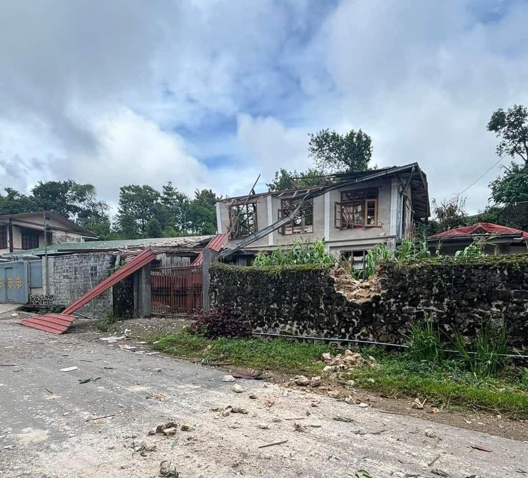 (၁၀၂၇အပိုင်း(၂)စစ်ဆင်ရေးအတွင်း စစ်ကောင်စီပစ်ခတ်မှုကြောင့် သေဆုံးပျက်စီးမှုများအား တွေ့ရစဉ်။ ဓာတ်ပုံ - TNLA)