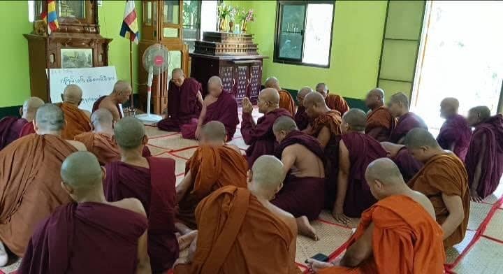 စစ်ကိုင်းတိုင်းညချောင်ဦး ၊ဒီပယင်း ၊စစ်ကိုင်းမြို့နယ်မှသံဃာတော်များက စစ်ကောင်စီကို ကံဆောင်သပိတ်ပြုလုပ်စဥ်