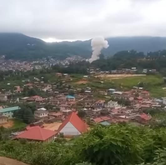(မိုးကုတ်မြို့တွင် စစ်ကောင်စီတပ်က လေကြောင်းမှ ဗုံးကြဲပြီးနောက် မြို့တစ်နေရာပေါက်ကွဲနေသောမြင်ကွင်း။ ဓါတ်ပုံ-File Photo)