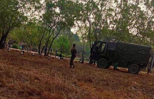 (မြဝတီမြို့သို့ ချီတက်လာသည်ဆိုသော စစ်ကောင်စီ၏ အောင်ဇေယျစစ်ကြောင်းမှ စစ်သားများအား တွေ့ရစဥ်။ ဓာတ်ပုံ - PS)