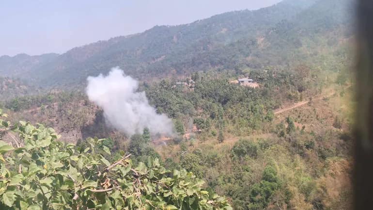 (စစ်ကောင်စီတပ်က ကရင်နီ ပြည်တွင် ဗုံးကျဲစဥ် နှင့် KPDF တပ်ဖွဲ့ဝင်တစ်ဦး စစ်တပ်ဒရုန်းမှကြဲချသောဓါတုဗုံးဟုသံသယရှိသော လက်နက်ကြောင့်ရရှိသော ဒဏ်ရာကိုပြသစဥ်။ဓါတ်ပုံ-FBR ၊KNDF ၊CJ )