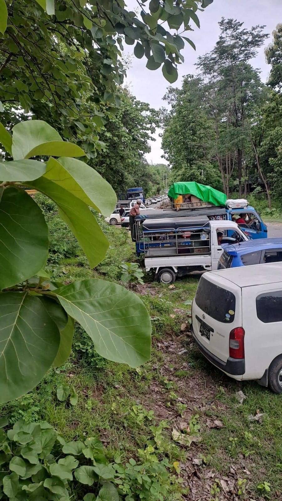 (မန္တလေး - မိုးကုတ်လမ်းပိုင်း၌ ပိတ်မိနေသည့် ယာဉ်များအား တွေ့ရစဉ်။ ဓာတ်ပုံ - CJ)