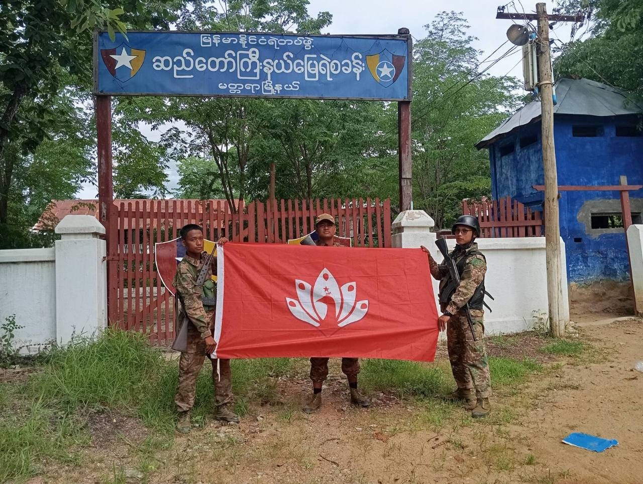 (မန္တလေး PDF က သိမ်းပိုက်ခဲ့သောစစ်ကောင်စီတပ်စခန်းများနှင့် သိမ်းဆည်းရရှိသော လက်နက်ခဲယမ်းများ။ ဓါတ်ပုံ-MDY-PDF)