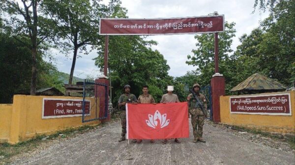 (မန္တ​လေး PDF က သိမ်းပိုက်ခဲ့​​သောစစ်​ကောင်စီတပ်စခန်းများနှင့် သိမ်းဆည်းရရှိ​သော လက်နက်ခဲယမ်းများ။ ဓါတ်ပုံ-MDY-PDF)