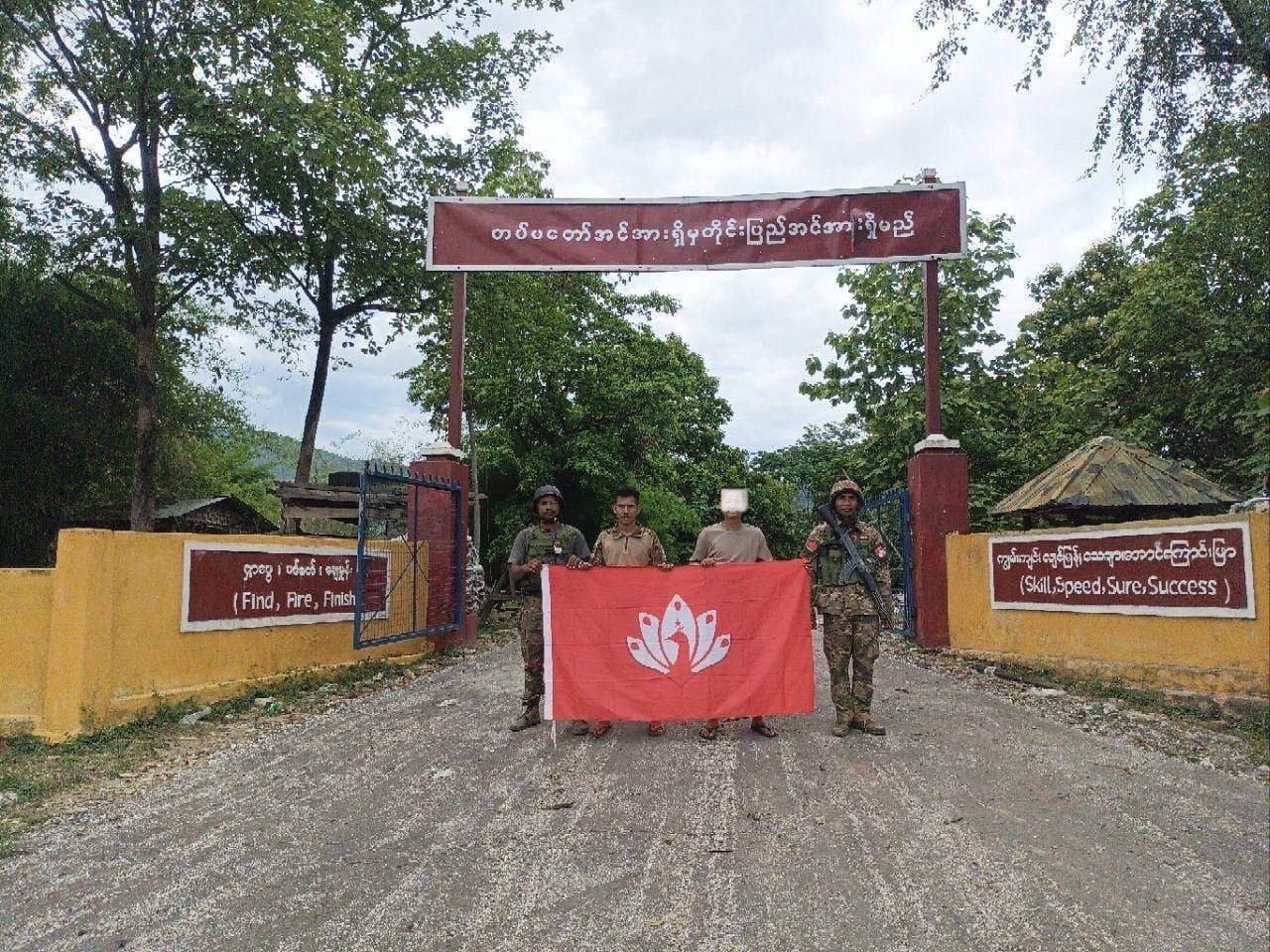 (မန္တ​လေး PDF က သိမ်းပိုက်ခဲ့​​သောစစ်​ကောင်စီတပ်စခန်းများနှင့် သိမ်းဆည်းရရှိ​သော လက်နက်ခဲယမ်းများ။ ဓါတ်ပုံ-MDY-PDF)