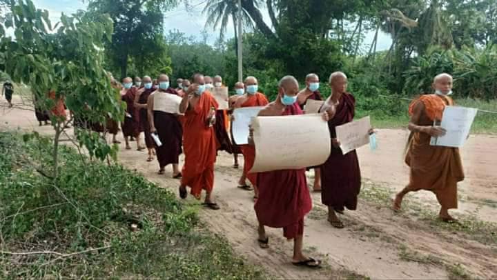 (မြင်းခြံခရိုင်နှင့် ဆိပ်ဖြူမြို့နယ်တွင် သံဃာတော်များက ပတ္တနိက္ကုဇ္ဇန ကံဆောင်သပိတ်ပြုလုပ်ပြီးနောက် ချီတက်ဆန္ဒပြနေစဥ်။ဓာတ်ပုံ - CJ)