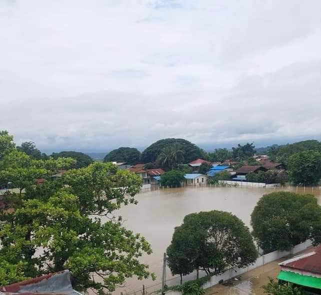 (ဟုမ္မလင်းမြို့ပေါ်တွင် ရေကြီးရေလျှံနေသည်ကို ဇူလိုင် ၄ ရက်ကတွေ့ရစဥ်။ ဓါတ်ပုံ-CJ)