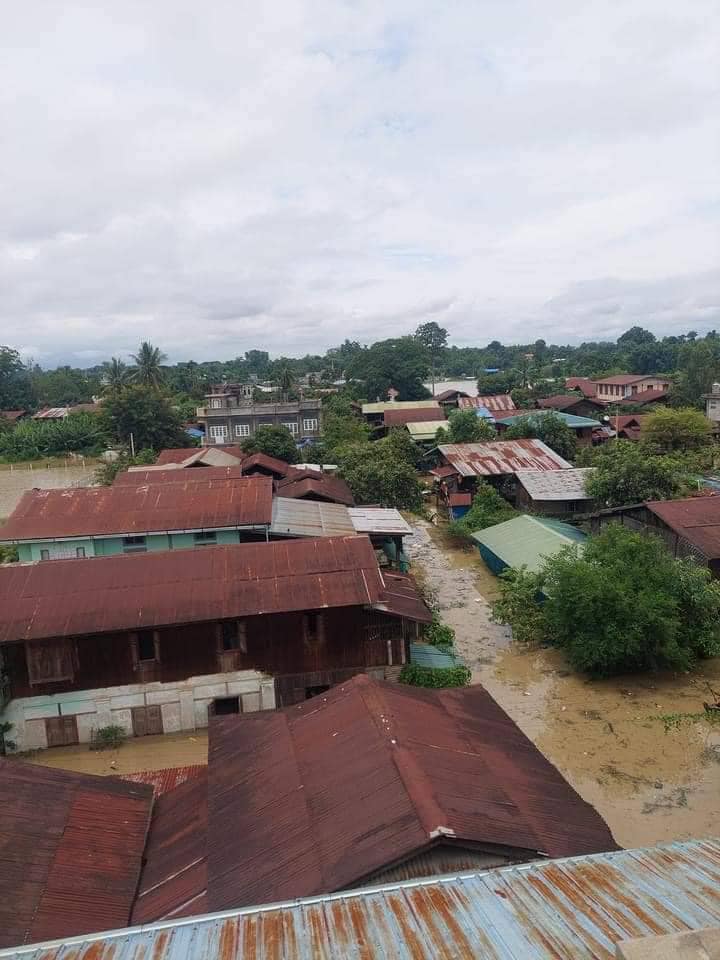 (ဟုမ္မလင်းမြို့ပေါ်တွင် ရေကြီးရေလျှံနေသည်ကို ဇူလိုင် ၄ ရက်ကတွေ့ရစဥ်။ ဓါတ်ပုံ-CJ)