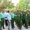 (စစ်မှုမထမ်းမ​နေရဥပ​ဒေဖြင့် စစ်သားသစ်အဖြစ် ​ခေါ်ယူစု​ဆောင်းခံရ​သောလူငယ်များနှင့် စစ်​ကောင်စီတပ်မှအရာရှိအချို့ ။ဓါတ်ပုံ- စစ်​ကောင်စီ)