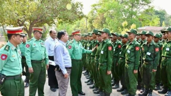 (စစ်မှုမထမ်းမ​နေရဥပ​ဒေဖြင့် စစ်သားသစ်အဖြစ် ​ခေါ်ယူစု​ဆောင်းခံရ​သောလူငယ်များနှင့် စစ်​ကောင်စီတပ်မှအရာရှိအချို့ ။ဓါတ်ပုံ- စစ်​ကောင်စီ)