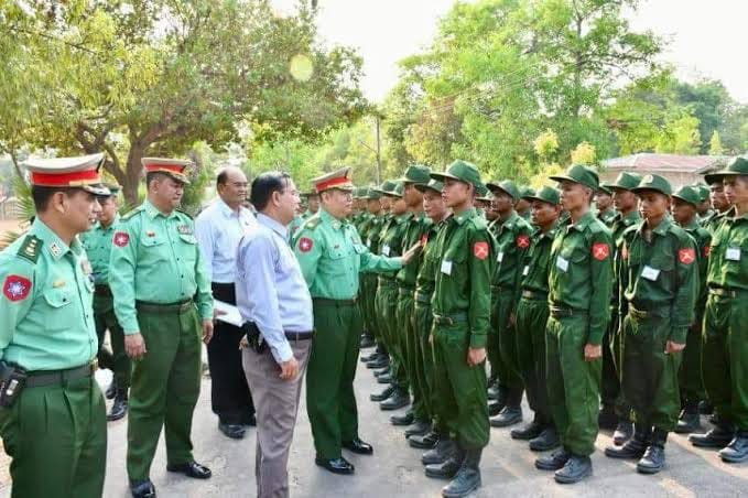 (စစ်မှုမထမ်းမ​နေရဥပ​ဒေဖြင့် စစ်သားသစ်အဖြစ် ​ခေါ်ယူစု​ဆောင်းခံရ​သောလူငယ်များနှင့် စစ်​ကောင်စီတပ်မှအရာရှိအချို့ ။ဓါတ်ပုံ- စစ်​ကောင်စီ)