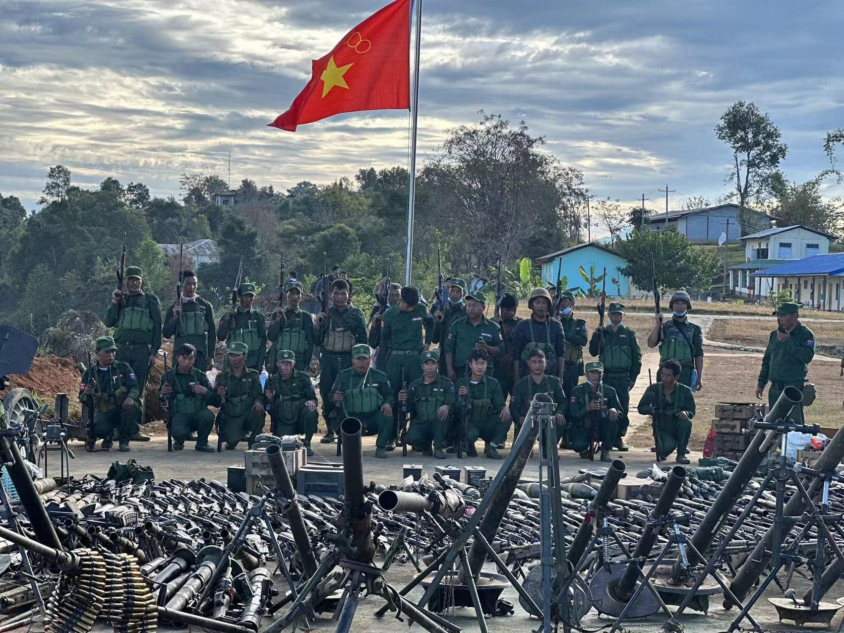 (MNDAAမှ ရဲဘော်များ ၁၀၂၇စစ်ဆင်ရေးအပိုင်း(၁)အတွင်း ကုန်းကြမ်းမြို့အား သိမ်းပိုက်ပြီးနောက် တွေ့ရစဉ်။ ဓာတ်ပုံ - MNDAA)