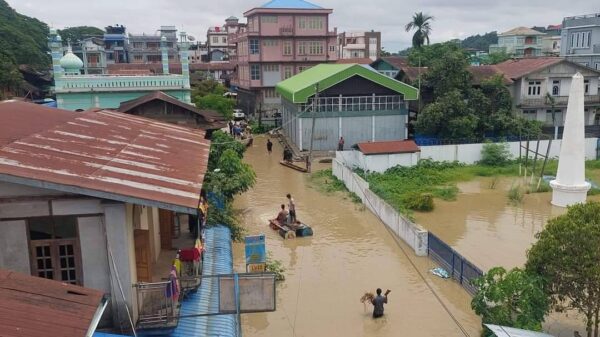 (ဟုမ္မလင်းမြို့ပေါ်တွင် ရေကြီး​ရေလျှံနေသည်ကို ဇူလိုင် ၄ ရက်က​တွေ့ရစဥ်။ ဓါတ်ပုံ-CJ)