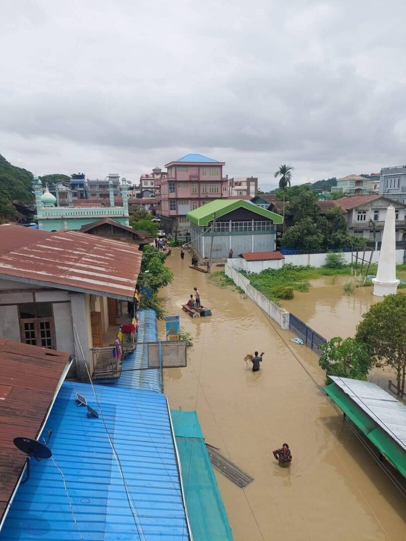 (ဟုမ္မလင်းမြို့ပေါ်တွင် ရေကြီးရေလျှံနေသည်ကို ဇူလိုင် ၄ ရက်ကတွေ့ရစဥ်။ ဓါတ်ပုံ-CJ)