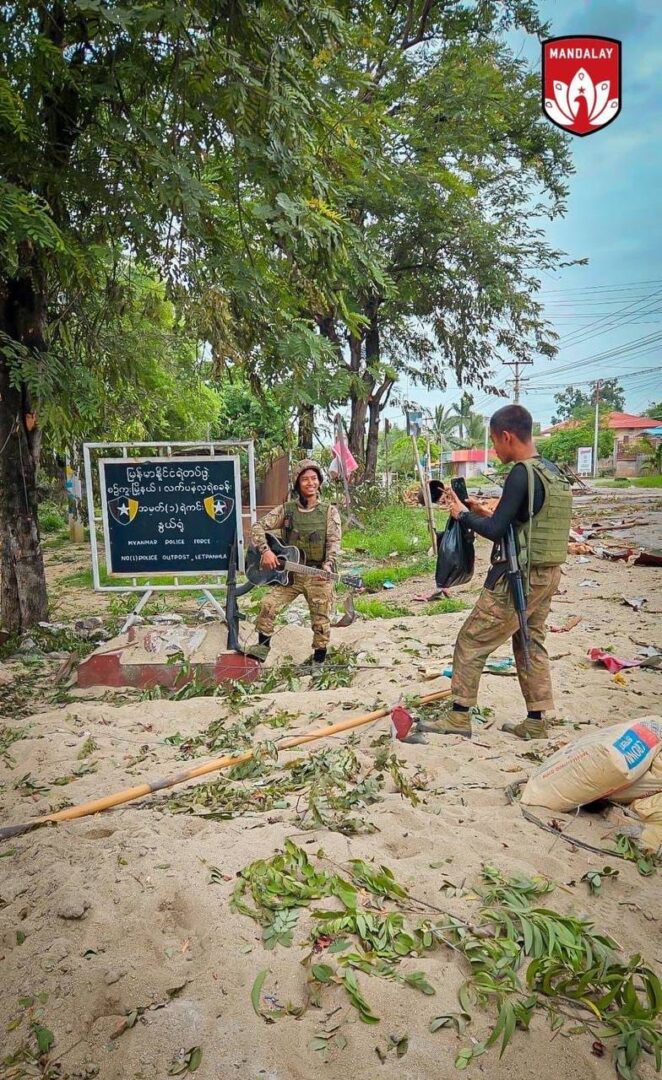 (မန္တလေး PDF က သိမ်းဆည်းရရှိသော လက်နက်ခဲယမ်းများနှင့် စစ်စခန်းများ နှင့် စစ်သုံ့ပန်များ။ဓါတ်ပုံ-MDY-PDF)