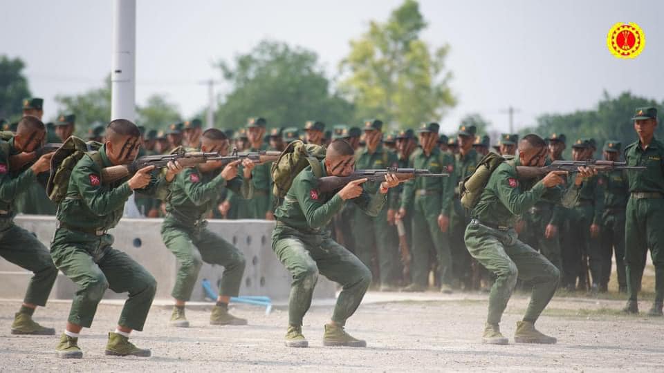 SSPP ရှမ်းတပ်မှ ရဲဘော်များ စစ်ရေးသရုပ်ပြနေသည်ကို တွေ့ရစဉ်။ ဓာတ်ပုံ - SSPP
